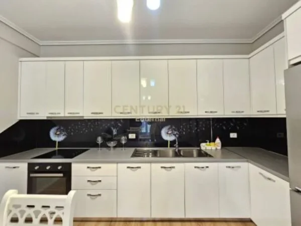 Tirane, jap me qera apartament 2+1+Ballkon , 100 m² 800 € (Komuna e Parisit)