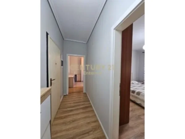 Tirane, jap me qera apartament 2+1+Ballkon , 100 m² 800 € (Komuna e Parisit)