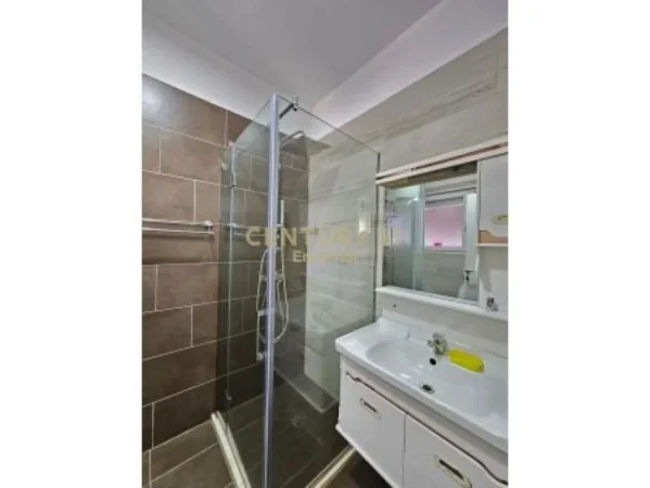 Tirane, jap me qera apartament 2+1+Ballkon , 100 m² 800 € (Komuna e Parisit)