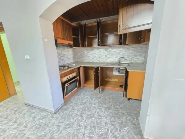 Tirane, jepet me qera apartament 2+1+Aneks Kati 4, 75 m² 400 € (Rr.Ali Demi, perball fushes Ali Demi)