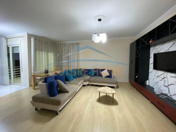 Tirane, jepet me qera apartament 2+1+Ballkon Kati 3, 117 m² 700 € (Rruga Hamdi Sina)