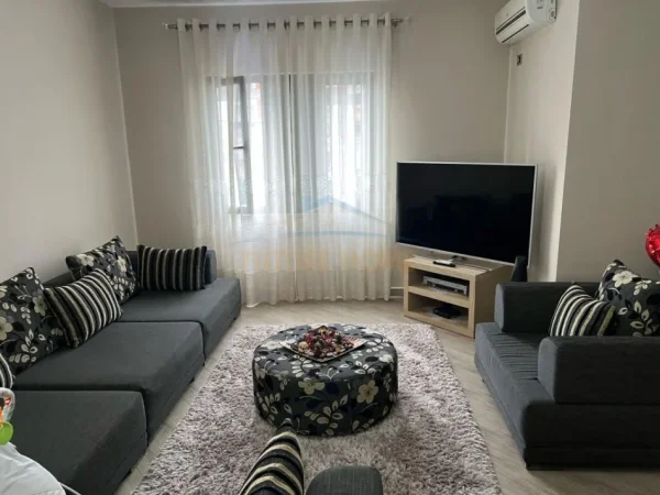 Tirane, jepet me qera Vile 4 Katshe, 480 m² 3.000 € (Porcelan)