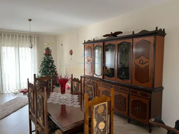 Tirane, jepet me qera Vile 4 Katshe, 480 m² 3.000 € (Porcelan)