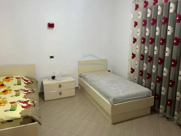 Tirane, jepet me qera Vile 4 Katshe, 480 m² 3.000 € (Porcelan)