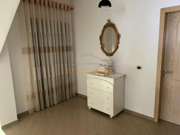 Tirane, jepet me qera Vile 4 Katshe, 480 m² 3.000 € (Porcelan)