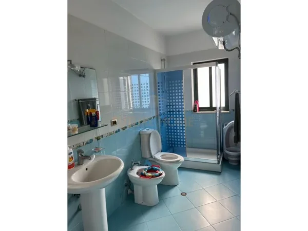 Tirane, jepet me qera Vile 4 Katshe, 480 m² 3.000 € (Porcelan)