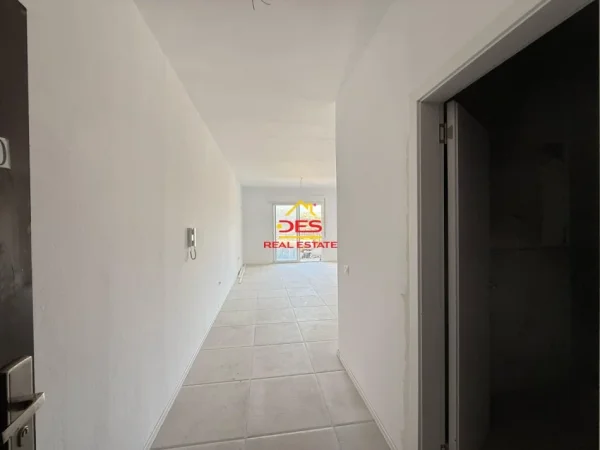 Vlore, shitet apartament 2+1+Ballkon Kati 8, 106 m² 115.000 € (Rruga Unaza)