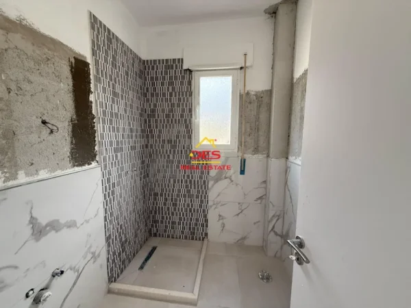 Vlore, shitet apartament 2+1+Ballkon Kati 8, 106 m² 115.000 € (Rruga Unaza)