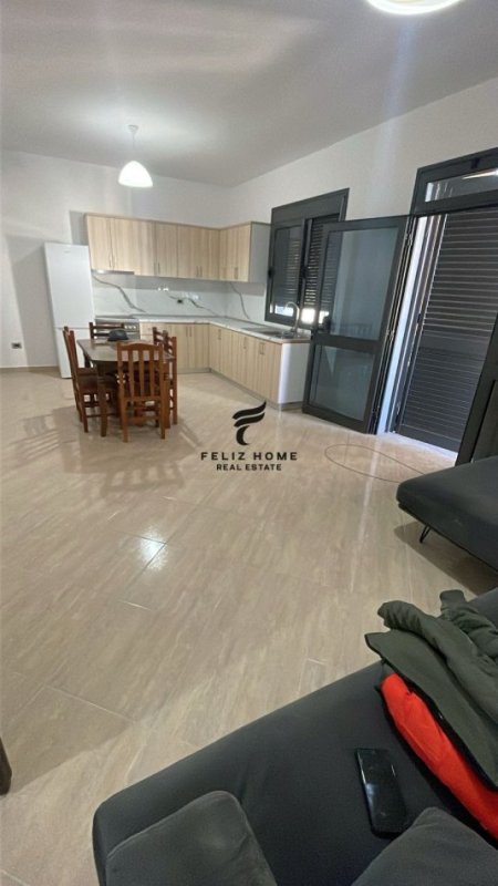 Tirane, jepet me qera apartament 3+1 Kati 3, 140 m² 400 € (SELITE)