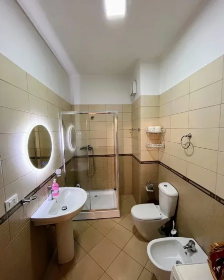 Tirane, jepet me qera apartament 1+1+Ballkon Kati 1, 102 m² 1.200 € (RRUGA E BARRIKADAVE)