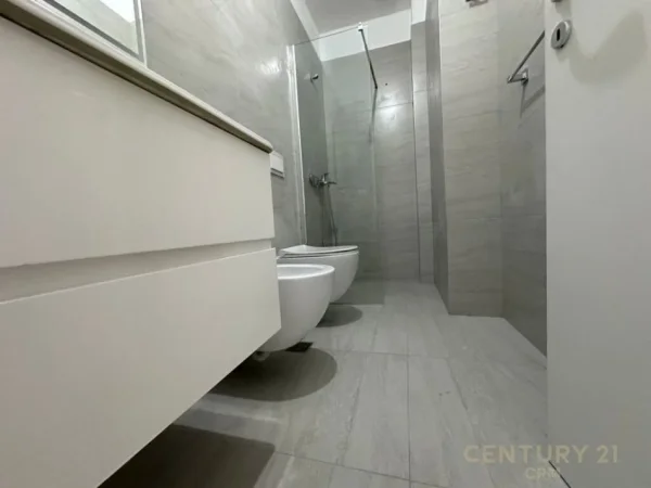 Tirane, jepet me qera zyre Kati 8, 114 m² 900 € (Garden Building)