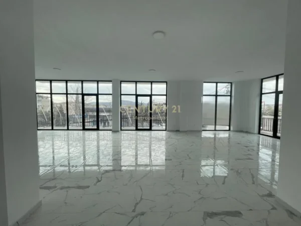 Tirane, jepet me qera ambjent biznesi Kati 1, 140 m² 1.000 € (Sauk)