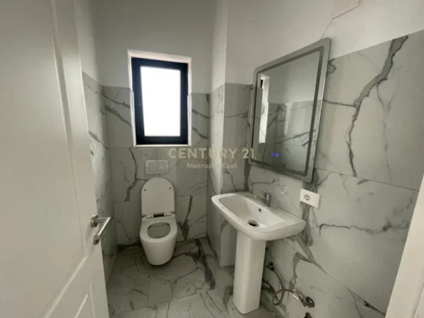Tirane, jepet me qera ambjent biznesi Kati 1, 140 m² 1.000 € (Sauk)