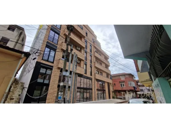 Tirane, jepet me qera ambjent biznesi Kati 0, 210 m² 4.000 € (Siri Kodra)
