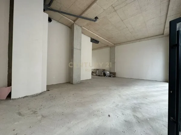Tirane, jepet me qera ambjent biznesi Kati 0, 238 m² 1.500 € (Porcelan)