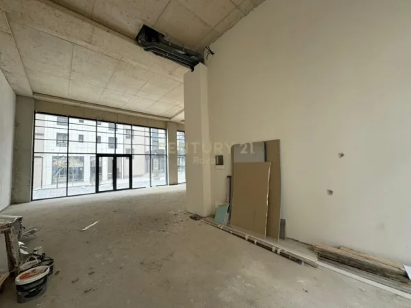 Tirane, jepet me qera ambjent biznesi Kati 0, 238 m² 1.500 € (Porcelan)