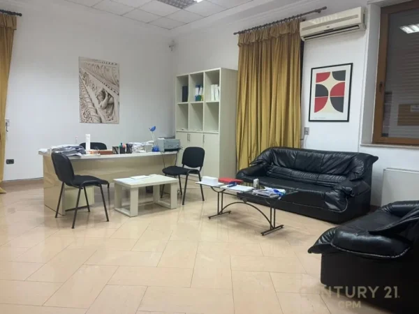 Tirane, jap me qera zyre Kati 1, 130 m² 2.500 € (Ish Bllok)