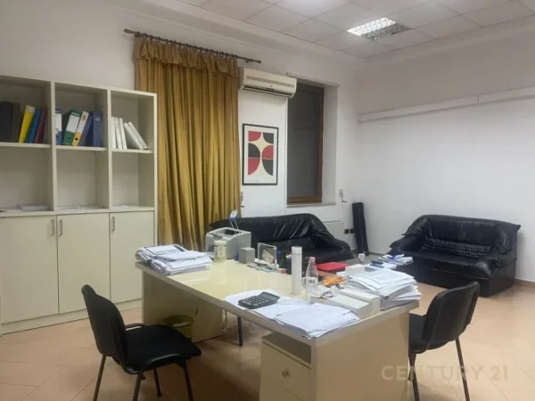 Tirane, jap me qera zyre Kati 1, 130 m² 2.500 € (Ish Bllok)