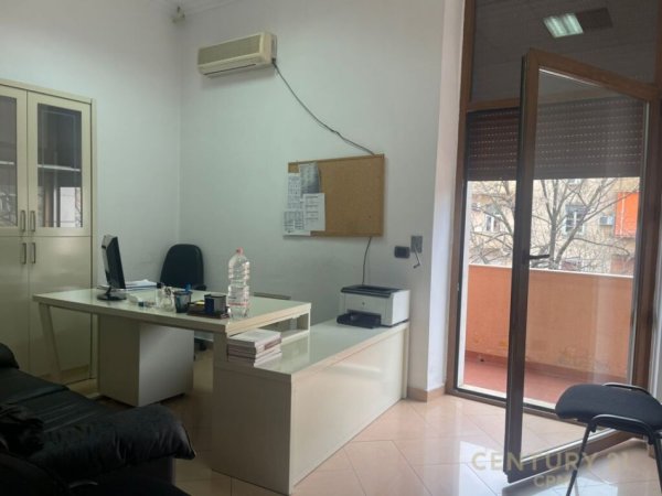 Tirane, jap me qera zyre Kati 1, 130 m² 2.500 € (Ish Bllok)