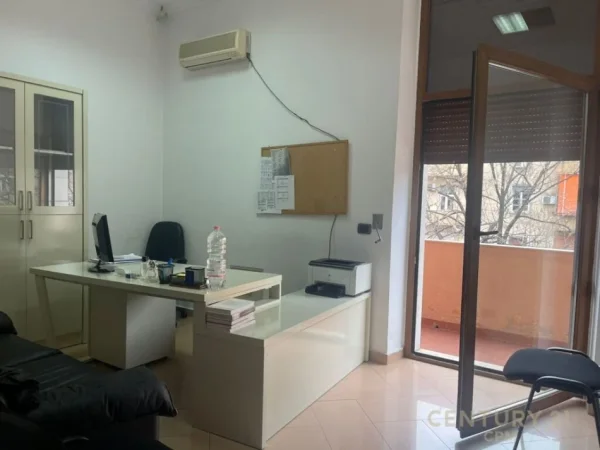 Tirane, jap me qera zyre Kati 1, 130 m² 2.500 € (Ish Bllok)