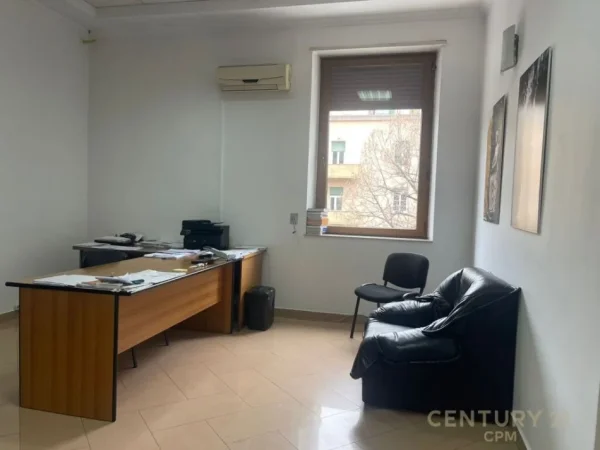 Tirane, jap me qera zyre Kati 1, 130 m² 2.500 € (Ish Bllok)
