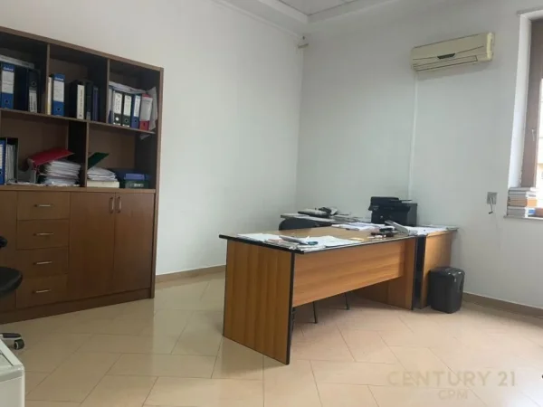 Tirane, jap me qera zyre Kati 1, 130 m² 2.500 € (Ish Bllok)