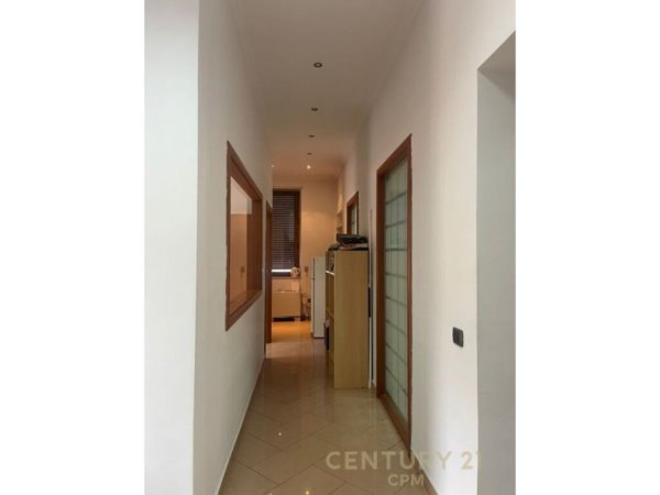 Tirane, jap me qera zyre Kati 1, 130 m² 2.500 € (Ish Bllok)