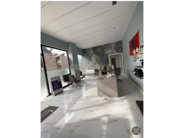 Tirane, jepet me qera ambjent biznesi Kati 0, 295 m² 2.500 € (Ish Fusha e Aviacionit)