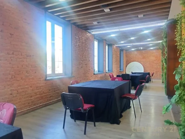 Tirane, jepet me qera ambjent biznesi Kati 0, 600 m² 2.000 € (Kombinat)