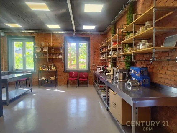 Tirane, jepet me qera ambjent biznesi Kati 0, 600 m² 2.000 € (Kombinat)