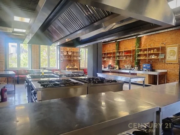 Tirane, jepet me qera ambjent biznesi Kati 0, 600 m² 2.000 € (Kombinat)