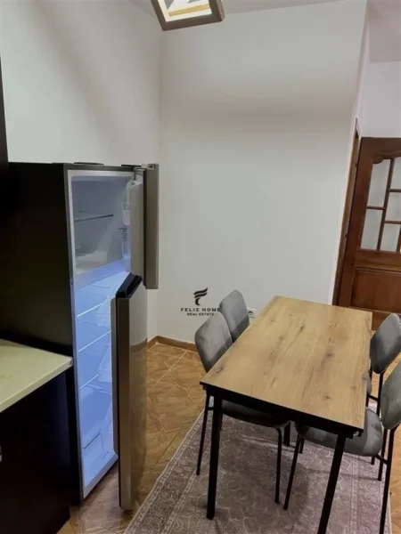 Tirane, jepet me qera apartament 2+1 Kati 2, 100 m² 500 € (ASTIR)