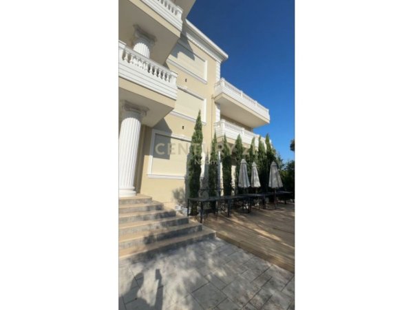 Tirane, jepet me qera ambjent biznesi Kati 3, 3.000 m² 10.000 € (Kopshti Botanik)