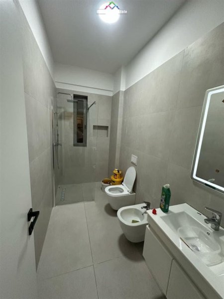 Tirane, jepet me qera apartament 1+1+Ballkon Kati 2, 85 m² 550 € (fusha e aviacionit)