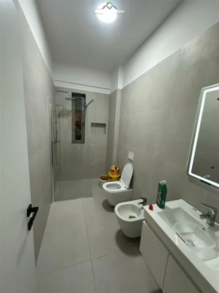 Tirane, jepet me qera apartament 1+1+Ballkon Kati 2, 85 m² 550 € (fusha e aviacionit)
