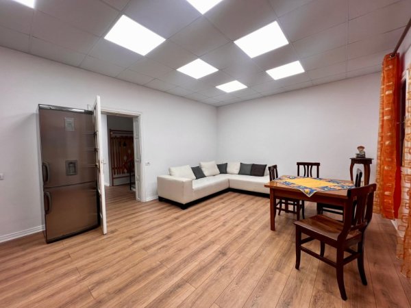 Tirane, jepet me qera shtepi 4+1+Ballkon Kati 3, 150 m² 1.200 € (Xhamlliku)