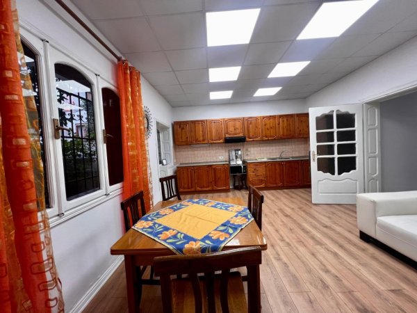 Tirane, jepet me qera shtepi 4+1+Ballkon Kati 3, 150 m² 1.200 € (Xhamlliku)