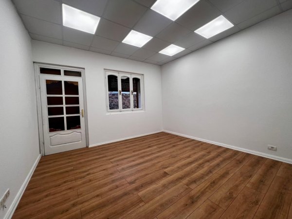 Tirane, jepet me qera shtepi 4+1+Ballkon Kati 3, 150 m² 1.200 € (Xhamlliku)