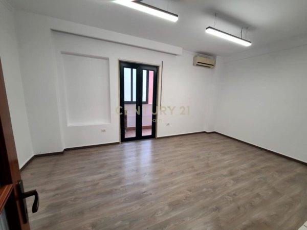 Tirane, jepet me qera zyre Kati 5, 99 m² 1.000 € (Qender)