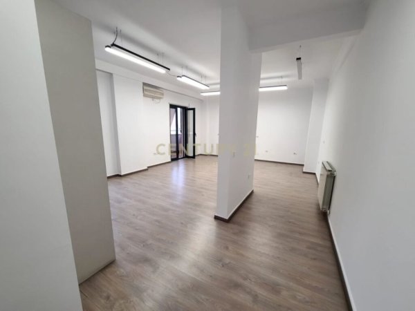 Tirane, jepet me qera zyre Kati 5, 99 m² 1.000 € (Qender)