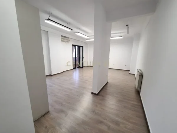 Tirane, jepet me qera zyre Kati 5, 99 m² 1.000 € (Qender)