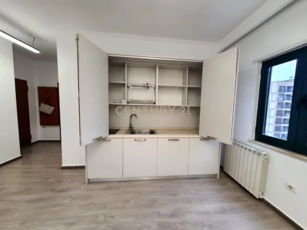 Tirane, jepet me qera zyre Kati 5, 99 m² 1.000 € (Qender)