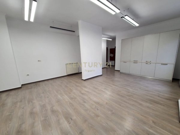 Tirane, jepet me qera zyre Kati 5, 99 m² 1.000 € (Qender)