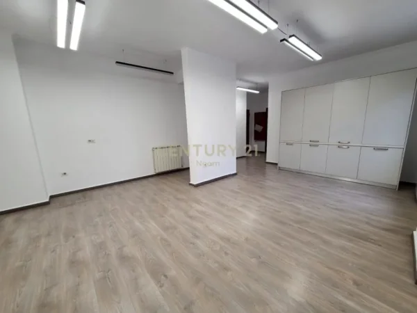 Tirane, jepet me qera zyre Kati 5, 99 m² 1.000 € (Qender)