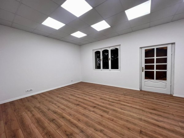 Tirane, jepet me qera shtepi 4+1+Ballkon Kati 3, 150 m² 1.200 € (Xhamlliku)