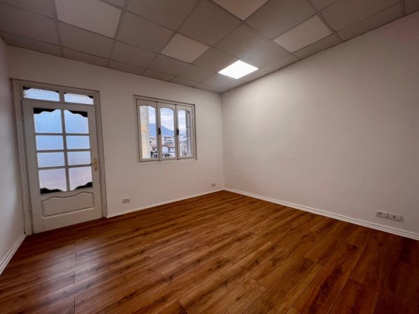 Tirane, jepet me qera shtepi 4+1+Ballkon Kati 3, 150 m² 1.200 € (Xhamlliku)