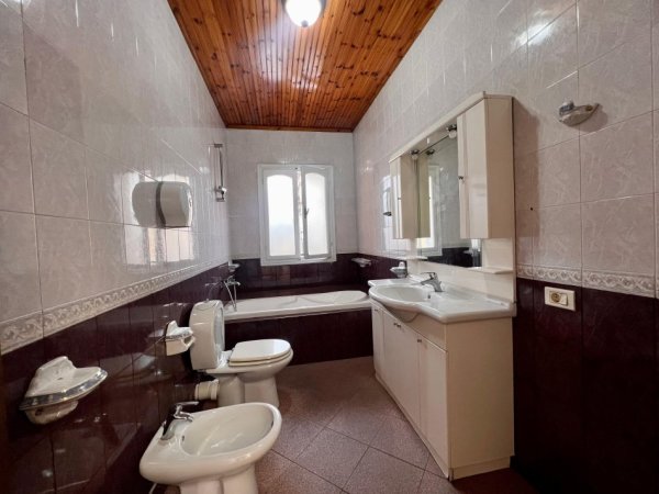 Tirane, jepet me qera shtepi 4+1+Ballkon Kati 3, 150 m² 1.200 € (Xhamlliku)
