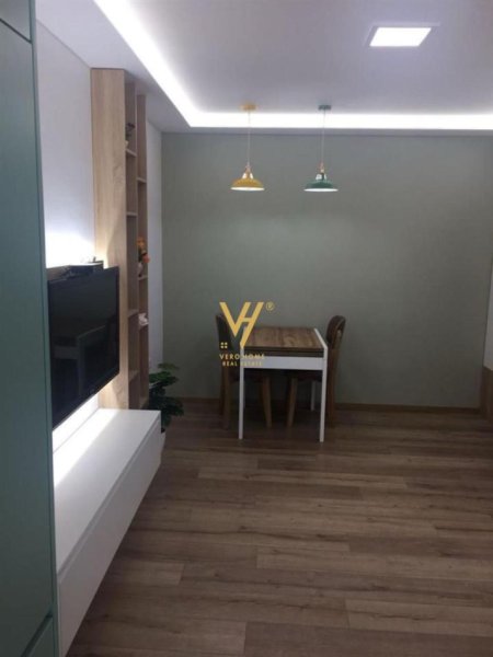 Tirane, jepet me qera apartament 1+1+Aneks+Ballkon Kati 3, 60 m² 600 € (KOMUNA E PARISIT)