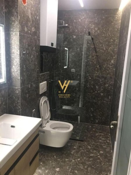 Tirane, jepet me qera apartament 1+1+Aneks+Ballkon Kati 3, 60 m² 600 € (KOMUNA E PARISIT)