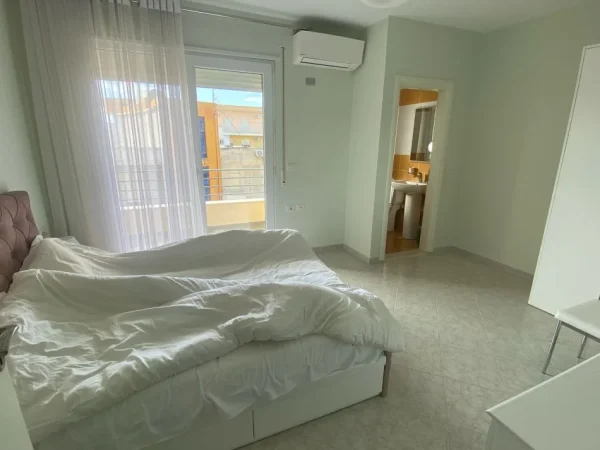 Vlore, shitet apartament 2+1+Ballkon Kati 4, 126 m² 208.000 € (Rruga : "Sazani")